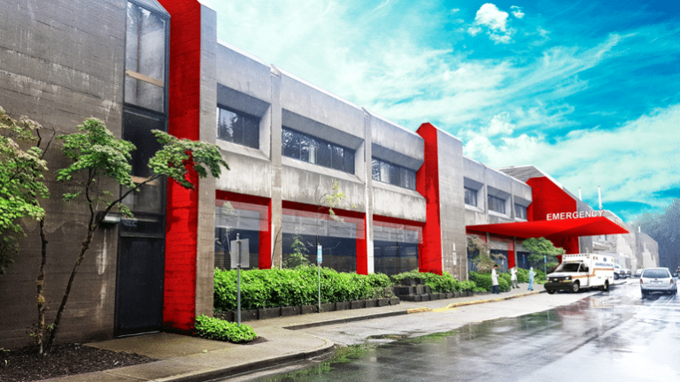 machete-hospital-police